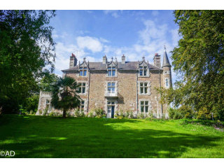 Chateaux For Sale Set On 2.7 Hectares..