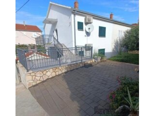 Dvojna kuća na 150m od mora, Okrug Gornji