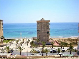 Piso muy espacioso y con vistas al mar. Se distribuye en 3..