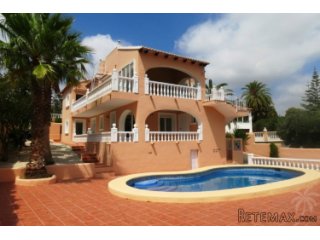 This substantial villa, built in 2001, 1km from a shopping..