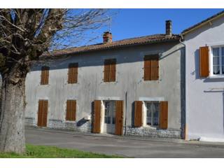 Townhouse in heart of Champagne Mouton
