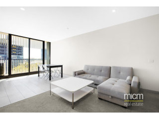 Modern Carlton Retreat a Short Walk to..