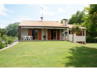 Lovely modern property within walking..