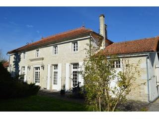 A beautiful Charentaise home with garden