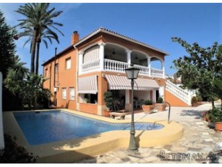Superb villa for sale close to town and beach in Santa..