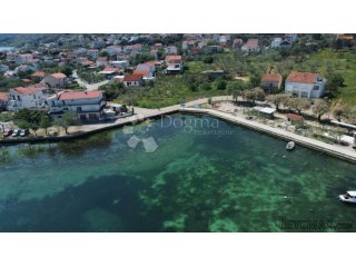 RASLINA (ŠIBENIK)-GRAĐEVINSKO ZEMLJIŠTE PRVI RED