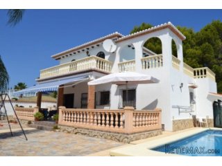 Large villa at the foot of Montgó very near the beach. This..