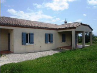4 Bedroom Bungalow With Pretty Garden..