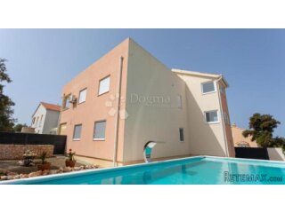 Dva apartmana sa bazenom
