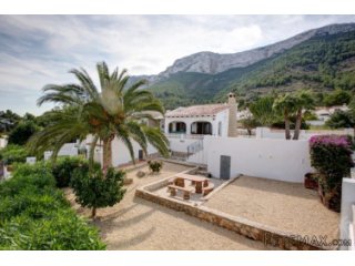 This charming villa has been completely renovated in 2017..