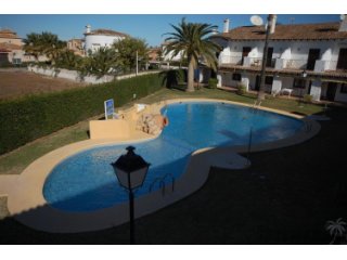Pretty terraced house on a quiet urbanisation with communal..
