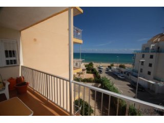 Super sea views from this front line apartment, 1km from..