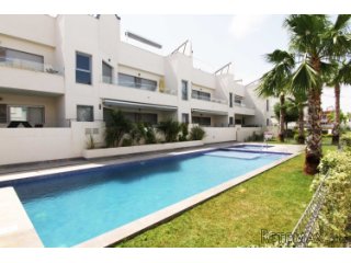 Bungalow en planta baja con 2 dormitorios y 2 baños..