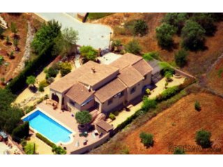 Impressive villa situated on a flat plot within walking..