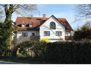 Mobliertes Zimmer mit Balkon und..