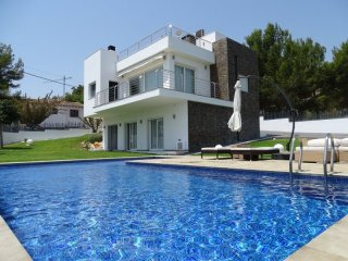 Luxury modern villa with sea views in..
