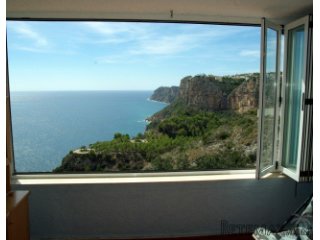 Seafront apartment located on the Cumbre with spectacular..