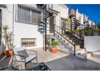 Apartamento está totalmente reformado con muebles..