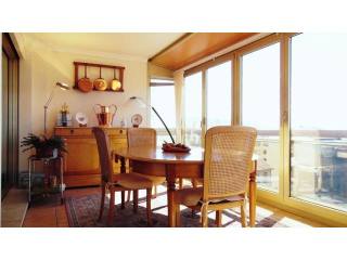 Top floor two bed with sea views in..