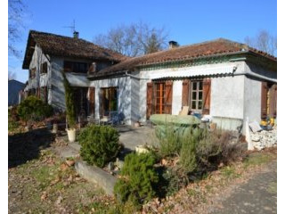 Hideaway woodland house with large..
