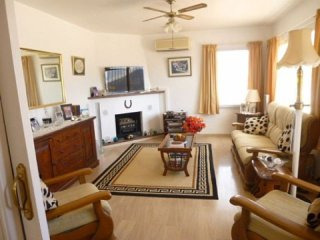 Pretty 2 bedroom Villa with room to..