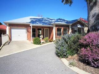This lovely stand alone unit offers..
