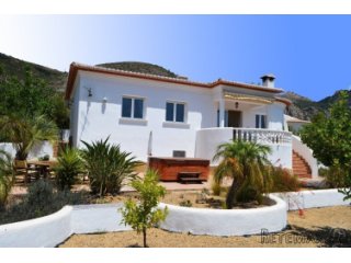 Front line modern detached south facing villa with fabulous..