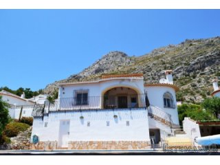 Front line detached villa with stunning south facing views..