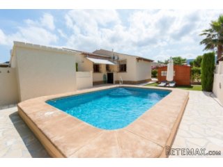 Well maintained villa for sale in Orba. The..