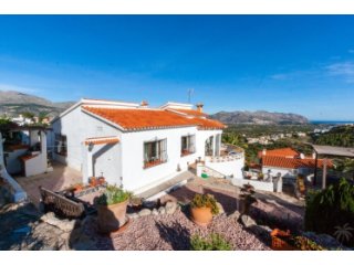 Villa overlooking the valley and the sea for sale in Orba..