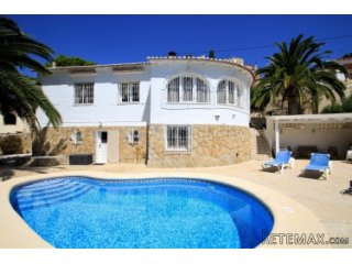 This well presented villa is distributed over two levels..