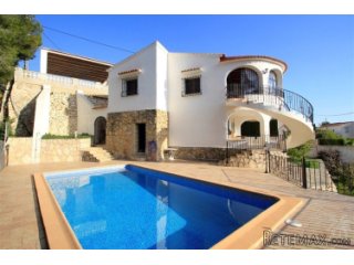 This well maintained villa, renovated in 2001, located in a..