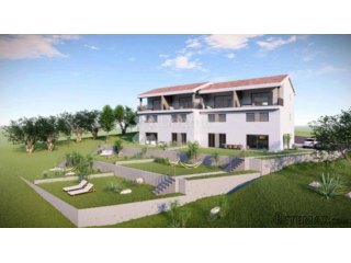 Novogradnja, apartman u prizemlju sa okućnicom, 120 m od mor