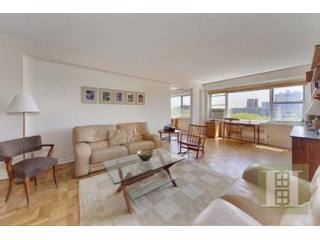 3 bedroom Apartment For Sale: 750..