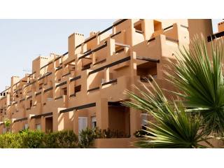 Superb 2 Bed Apartment Overlooking Lake
