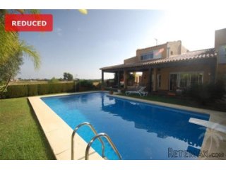 Spacious, modern villa in a quiet, sunny location near the..