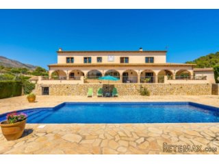 Accessed via a private driveway with garden at both sides..