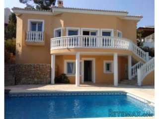 This spacious 3 bedroom 3 bathroom detached villa with..