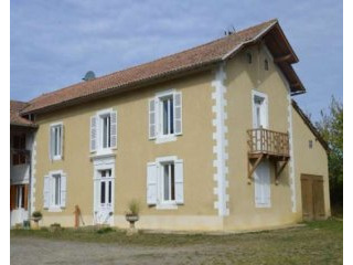 Pretty restored farmhouse set in 5..