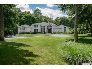 22 Evans Dr Brookville, NY 11545