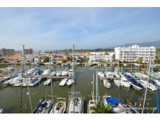 ROSES SANTA MARGARIDA: Nice penthouse..