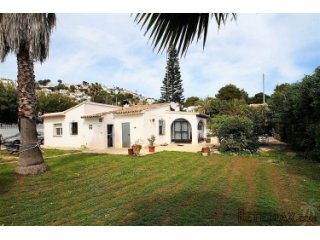 Detached villa on a totally flat plot of 870m2..