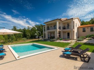 Impresivna villa sa otvorenim pogledom, na osami, Istočna ob