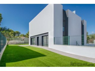 Brand new townhouses in a residential complex in Albir...