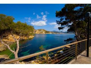 Modern -style apartment with sea views..