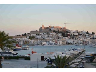 3 bedroom Apartment For Sale: Marina..