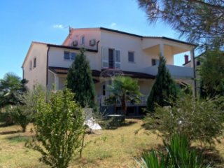 Kuća sa 6 stanova - mogućnost etažiranja