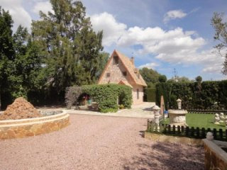 Spectacular country house with pool..
