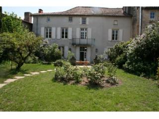 Stunning 6-bed Ruffec town-centre..