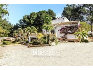 Lovely spacious Villa with 3..